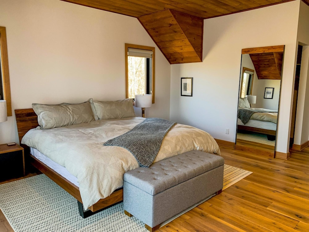 Black Bear - Luxury Mountain-top Villa With hot tub