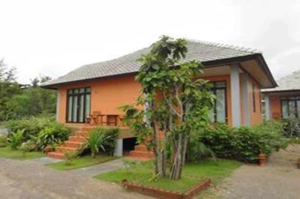 Hotel Khanom Sunrise Beach Hotel - Image 1