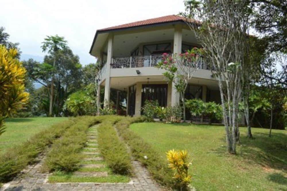 Tanah Aina Farouq photo 1