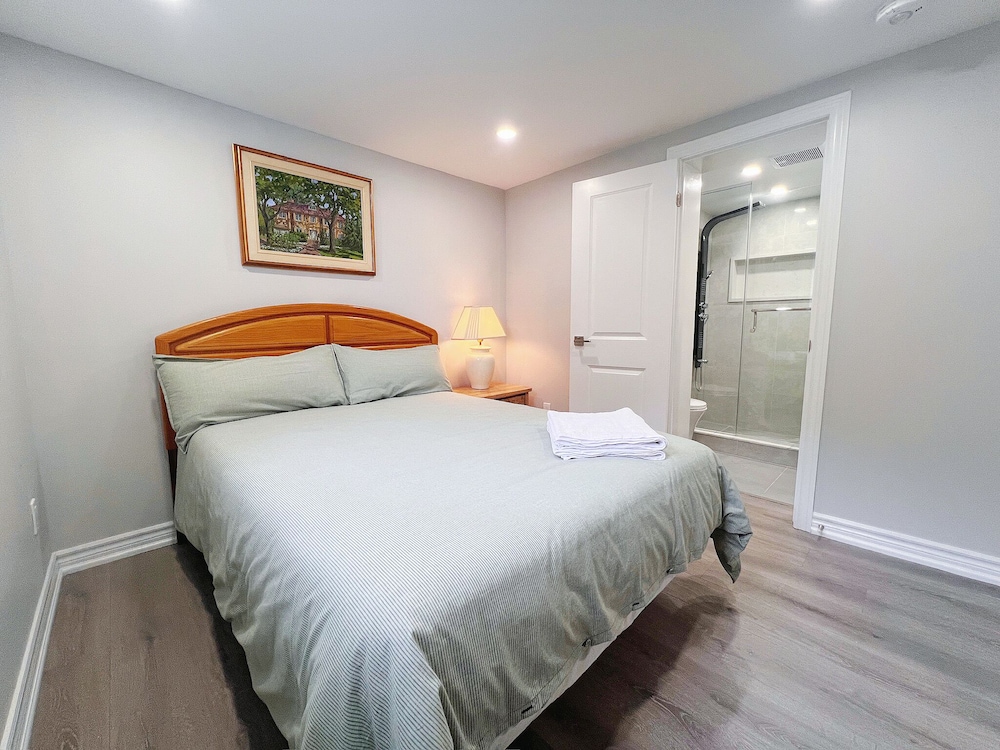 Cozy & Modern Ensuite Basement Rooms - Steps to Subway & Downsview Rogers Stadium