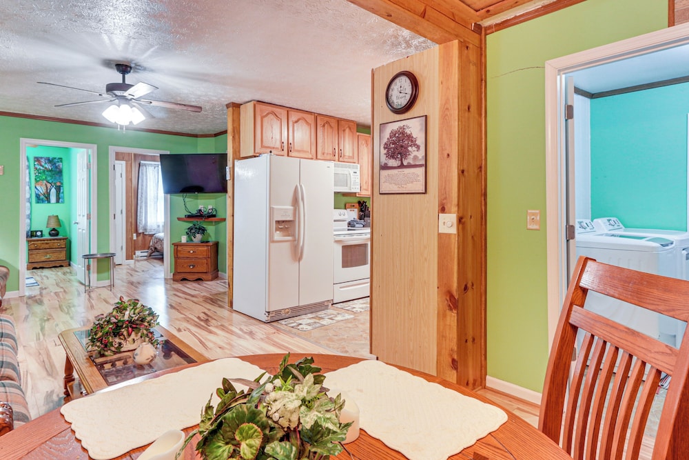 3 Mi to Potomac River: Remote Cabin in Springfield
