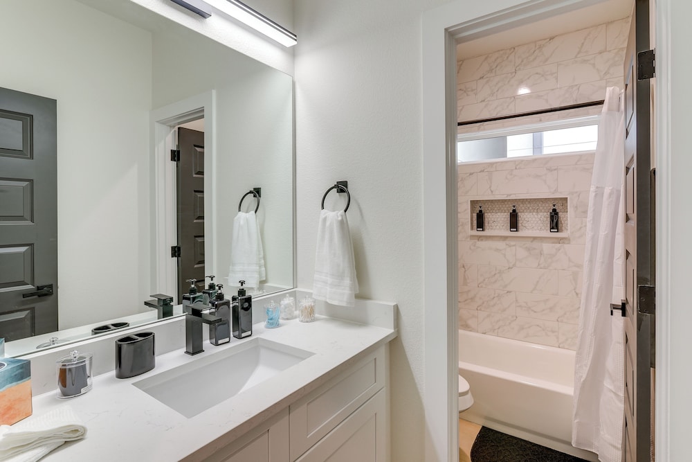 East Downtown Walkability! Modern Houston Townhome