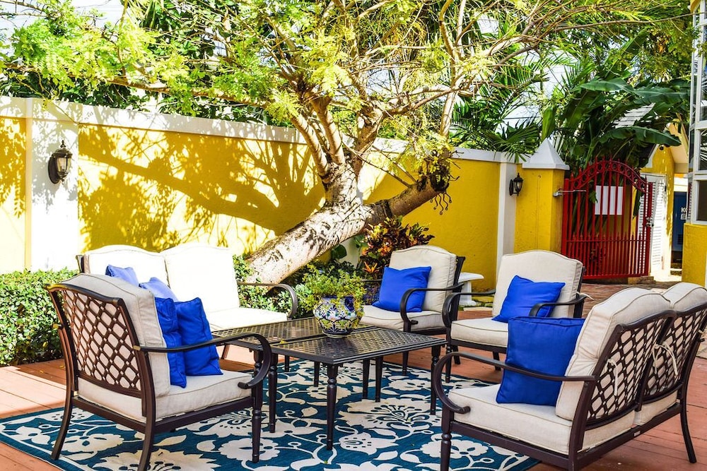 Hotel Brownstone Marlin Drive - Image 1