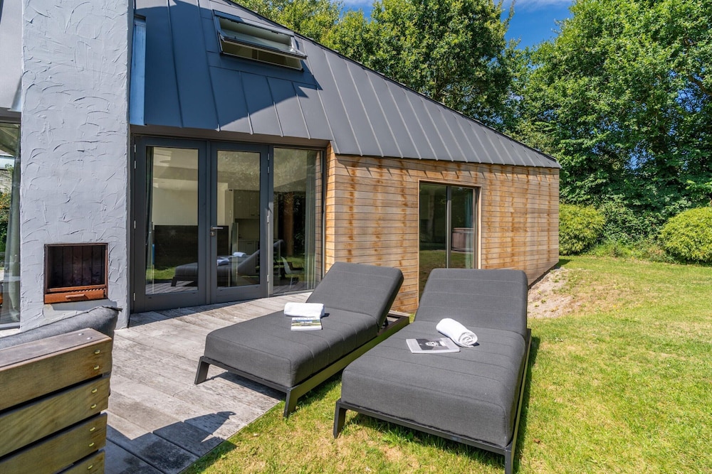 Charming 8-person Villa With hot tub Near the Forest