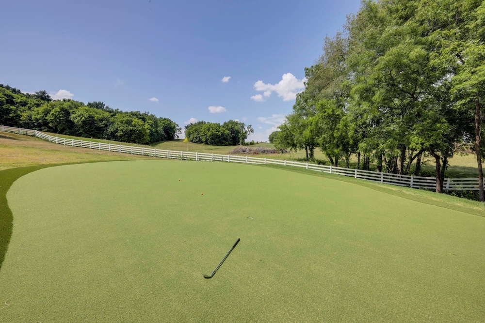 Majestic Manor-private Hundred Acre Yard-pool/spa