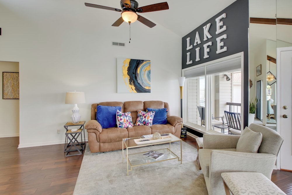 Million-dollar Views: Condo on Lake Hamilton!
