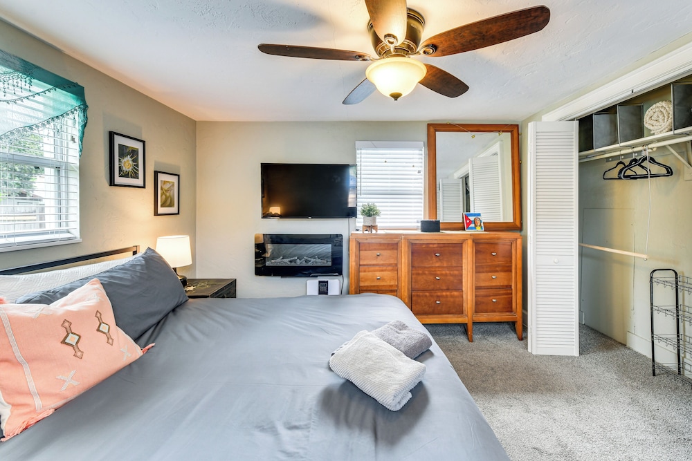 < 3 Mi to Dtwn: Pet-friendly Sarasota Stay w/ Yard