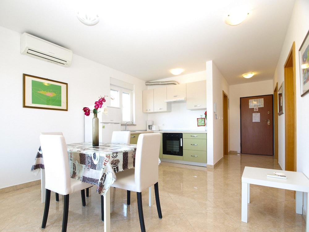 Apartment 1932