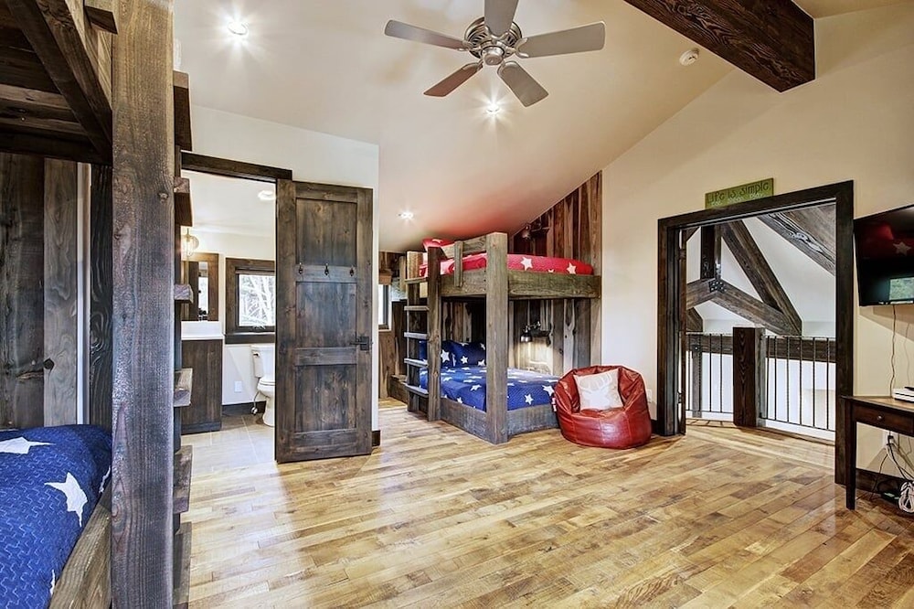 Hawk's Hideaway 6 Bedroom Home