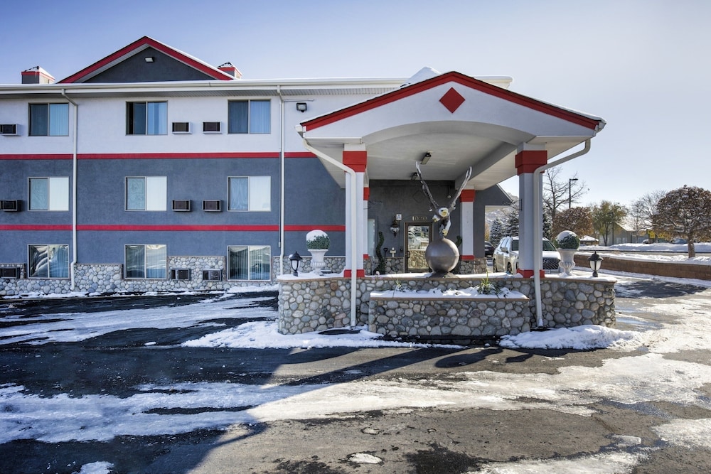 Castle Rock Vacations - OYO Hotel Castle Rock CO Downtown - Property Image 1