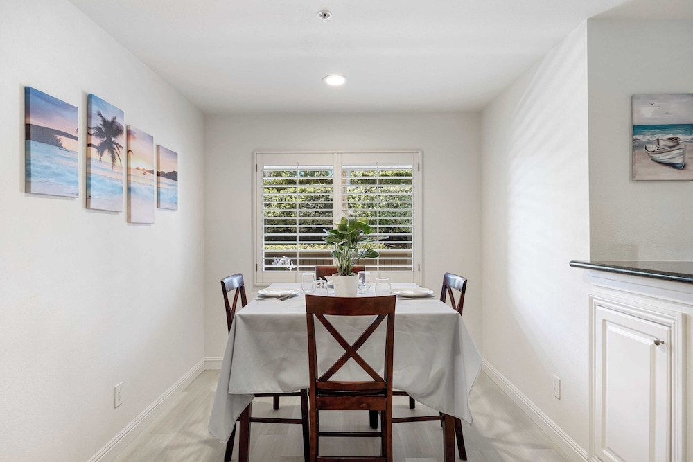 Walk to Beach Pool, Hot Tub, Private Patio, Parking Seabreeze Retreat