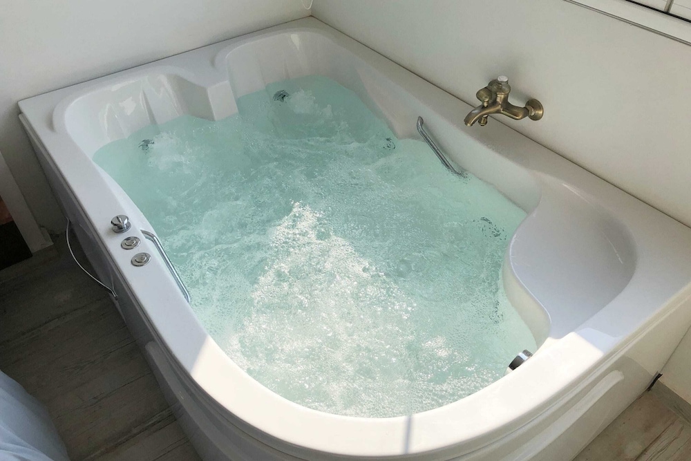 Xuru Stays I Jacuzzi Studio @ The Pyramids Free Airport Pickup