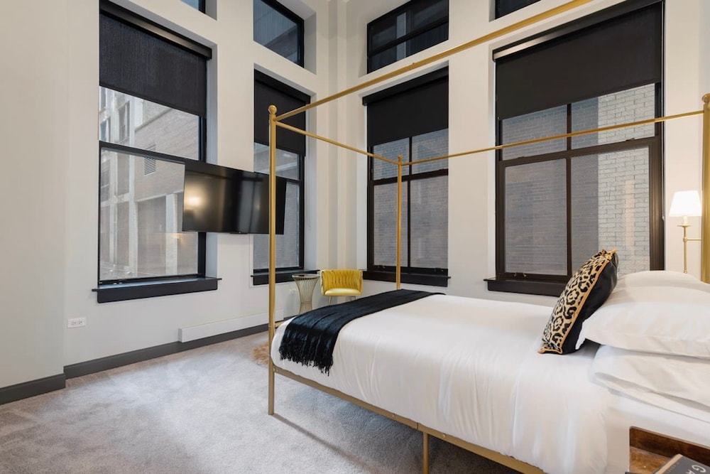 Downtown Charm 2BR Comfort Great Amenities
