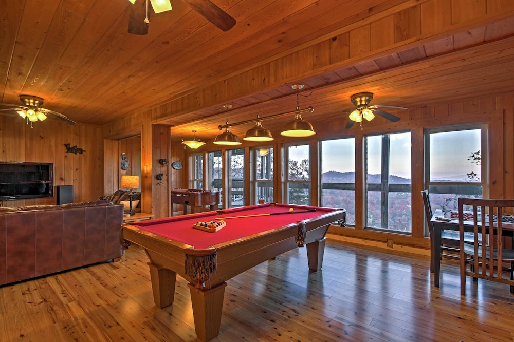 Hot Tub & Mtn Views: Scenic Cabin in Gatlinburg!