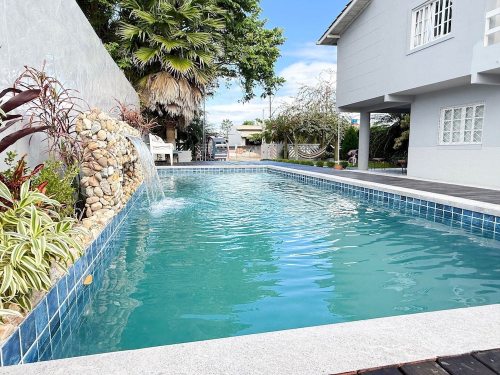 Ampla Casa com Piscina Ponta do Papagaio