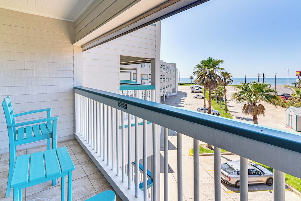 Steps to Babes Beach: Condo w/ Pool in Galveston