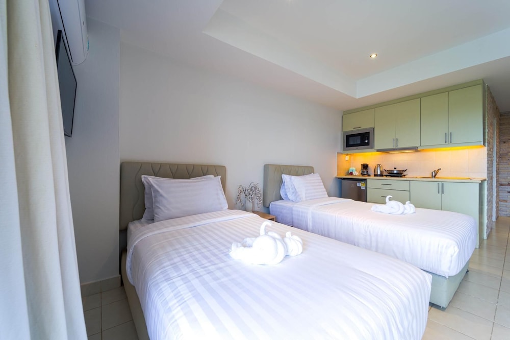 Beachfront Studio Condo-Seaview BW1