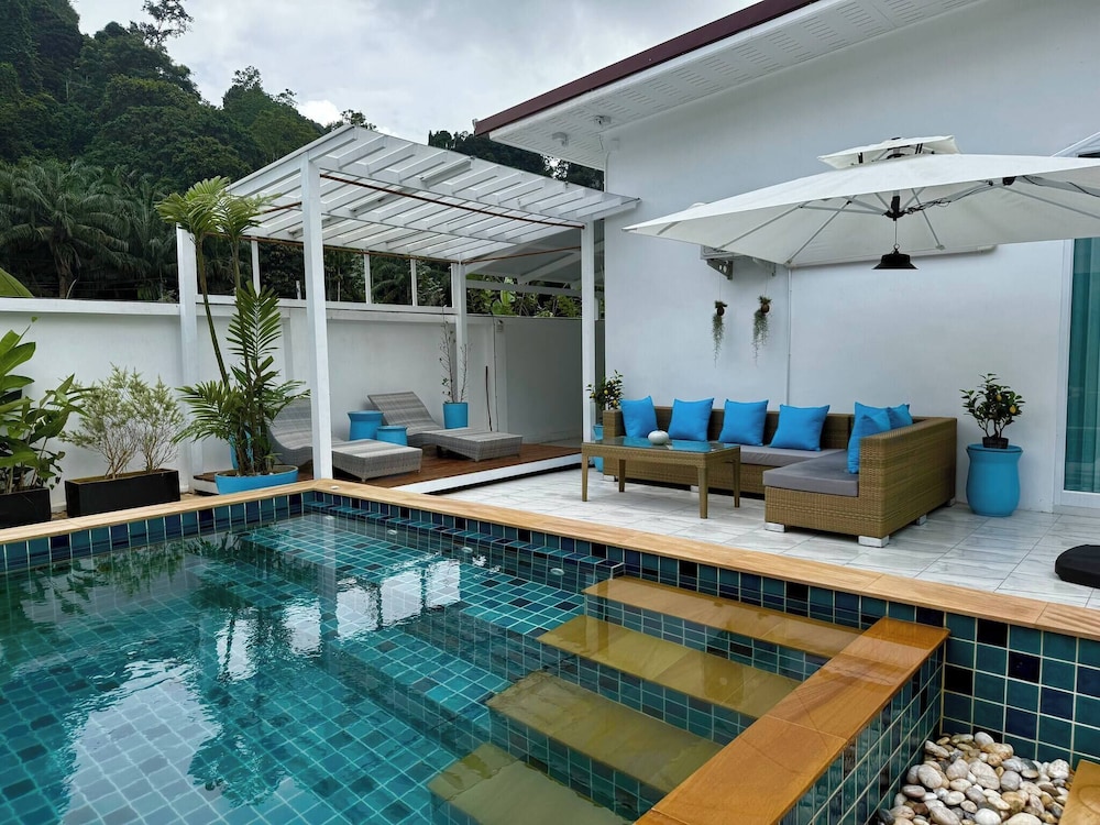 Beautiful Villa Between Jungle