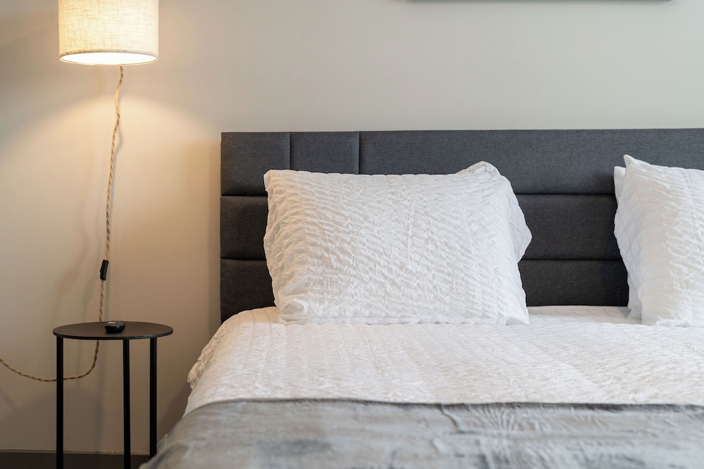 Monarch Apartments 15m to Parks, Pet Friendly, Free Parking by Heavenly Homes