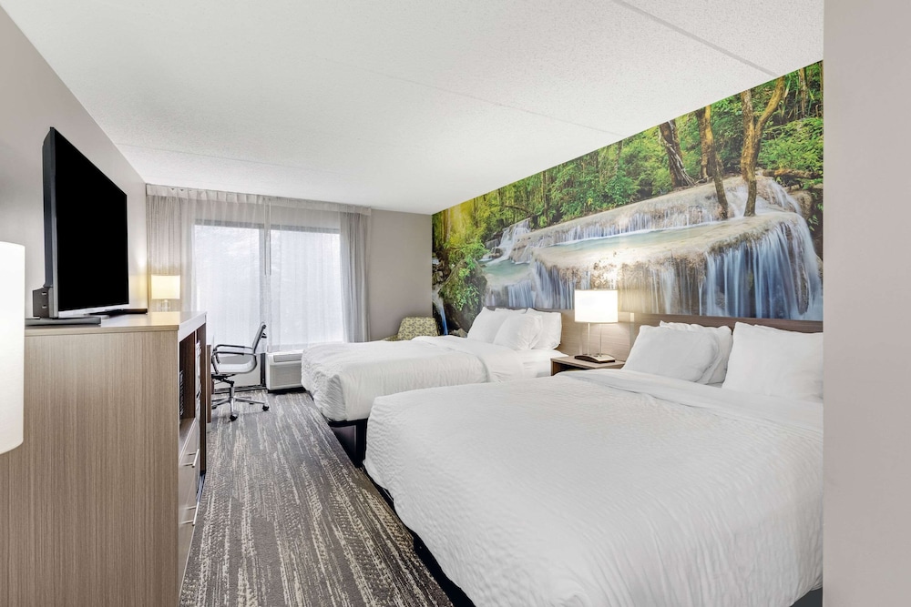 Hotel Clarion Pointe Near Erie Casino - Image 1