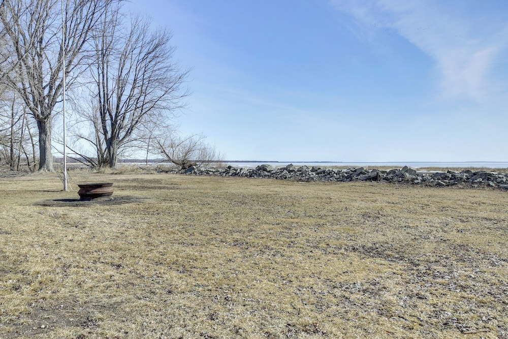 Dock & Panoramic Bay Views: Oconto Retreat!