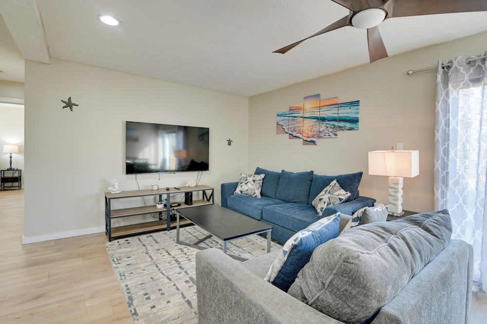 Walk to Beach + Pier: Myrtle Beach Getaway w/ Deck