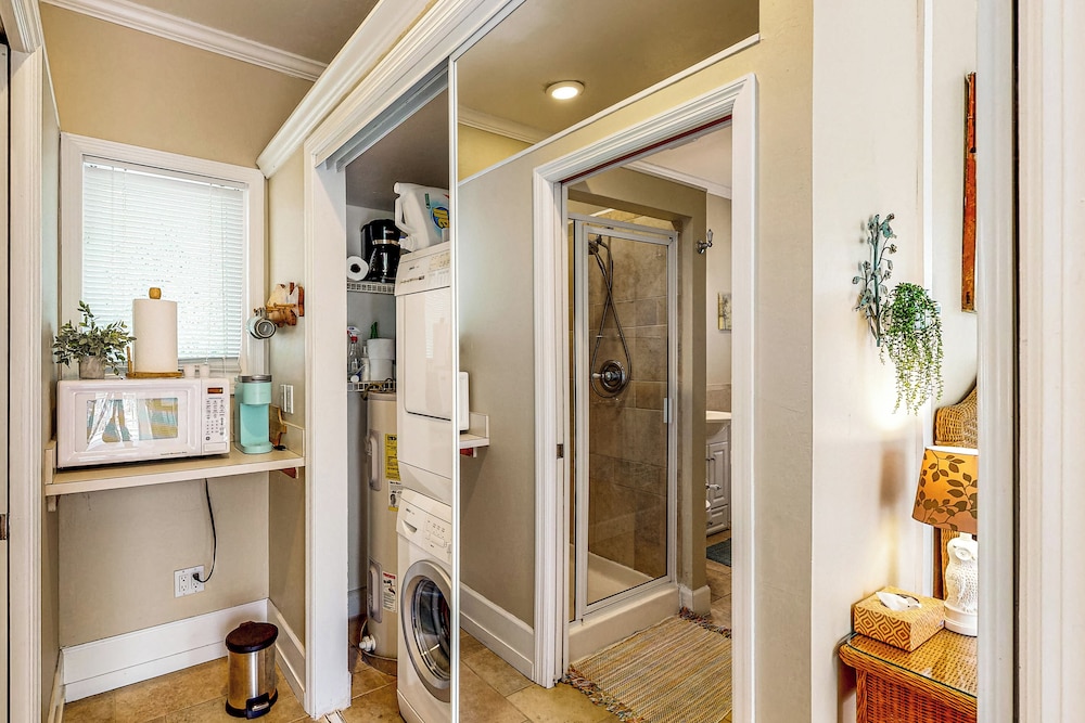 Charming Suwanee House and Bungalow!