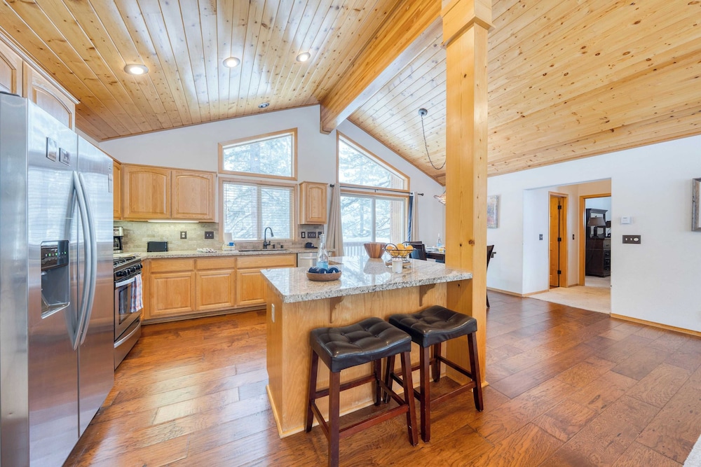 Cabin Retreat w/ Hot Tub & Fireplace - Near Northstar and Downtown Truckee