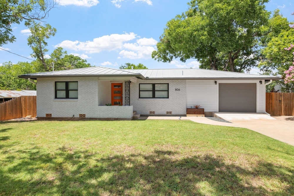 Zander Haus 3 Bedroom Home by RedAwning