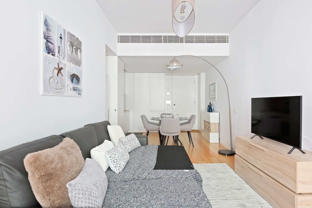 Spacious 1 Bedroom Apartment Near Baixa view 4
