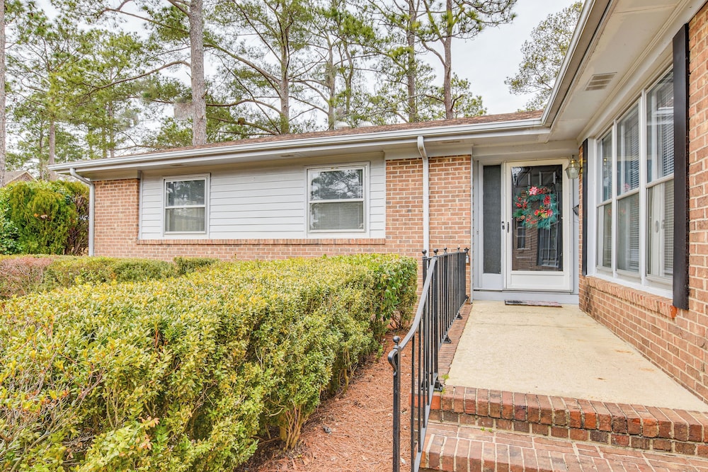 3 Mi to Dtwn Fayetteville: Home w/ Pool Table