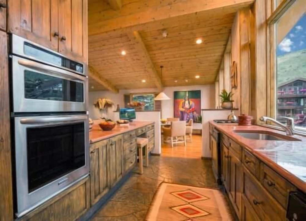 Penthouse with Panoramic Views of Vail Mountain and the Gore Range by RedAwning