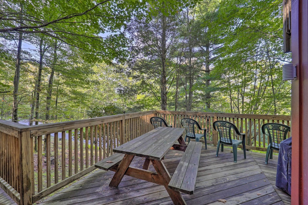 Ski Resort Cabin w/ Deck in Beech Mountain! view 4