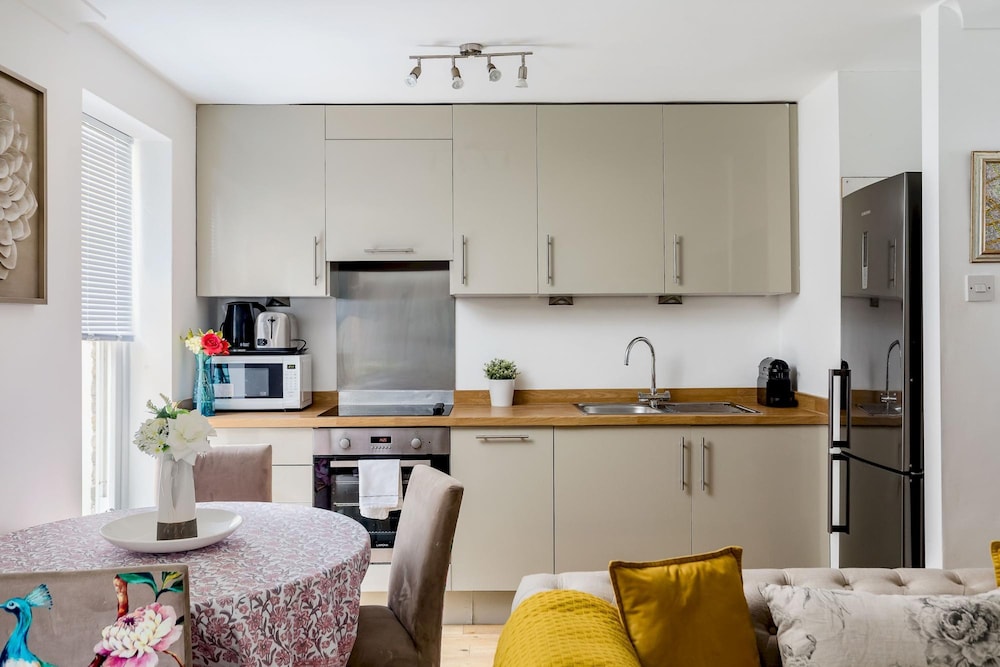 London Vacations - Duplex Apartment With Patio in Marylebone - Property Image 5