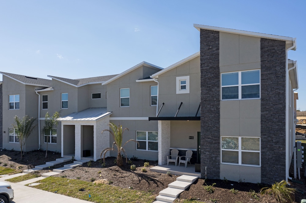 Gorgeous 5 Bd w/ Pool Close to Disney @ Champions Gate 948 - Image 1