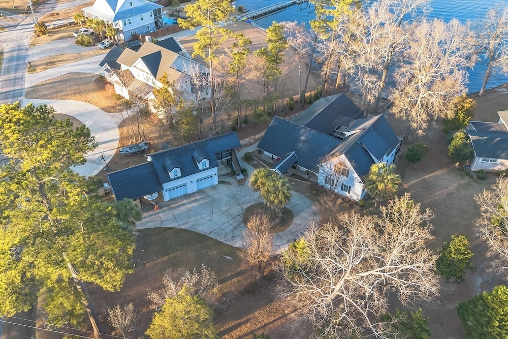 Luxury Lakefront 4br: Jacuzzi, Game Room & Wi-fi
