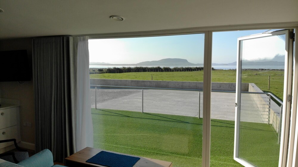 Luxury Villa Six Suites Private Path to Sea view 4