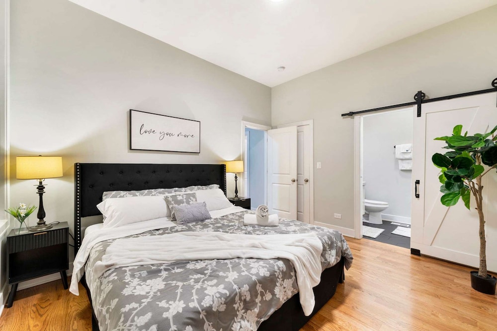 Spacious Pilsen 4 Bed 4 Bath Family Retreat