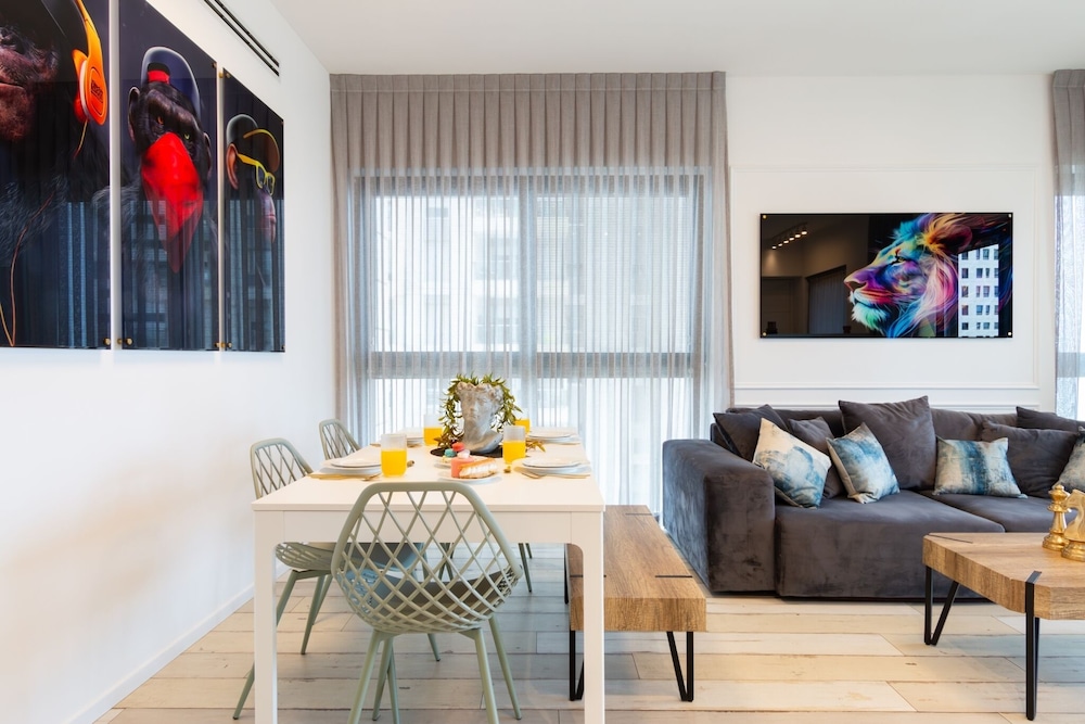 3 BR SeaFront APT Prestigious Tower