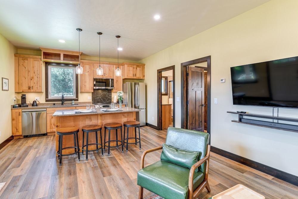 2 Mi to Dtwn Palmer: Custom Valley Home w/ Garage