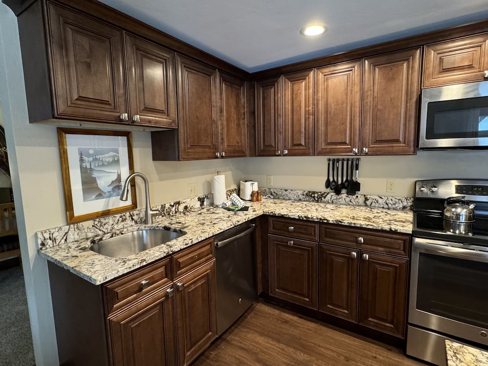 Beautiful Renovated 3br In Keystone 3 Bedroom Condo