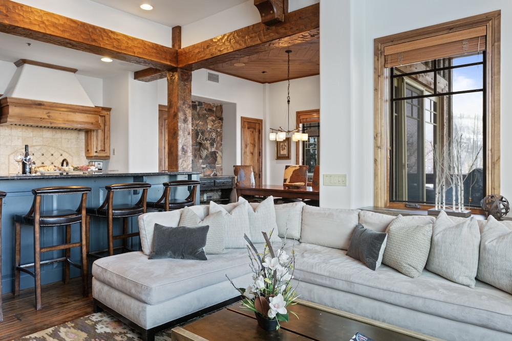 Grand Lodge - Three Bedroom #201 - Ski-in/ski-out 3 Condo
