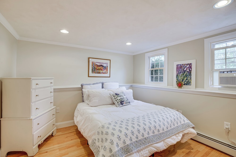 Coastal Retreat w/ Large Yard < 1 Mi to Dtwn Saco!