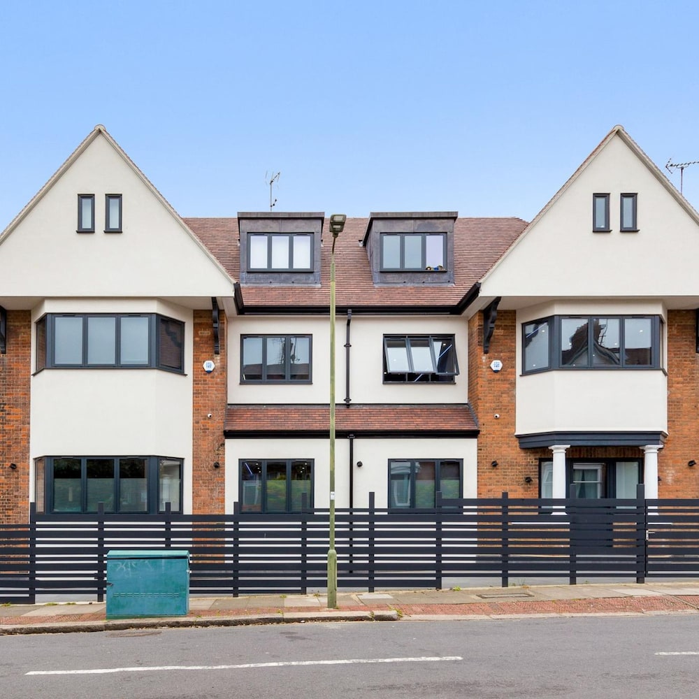Modern Spacious Sleeps 4 Studio Golders Green