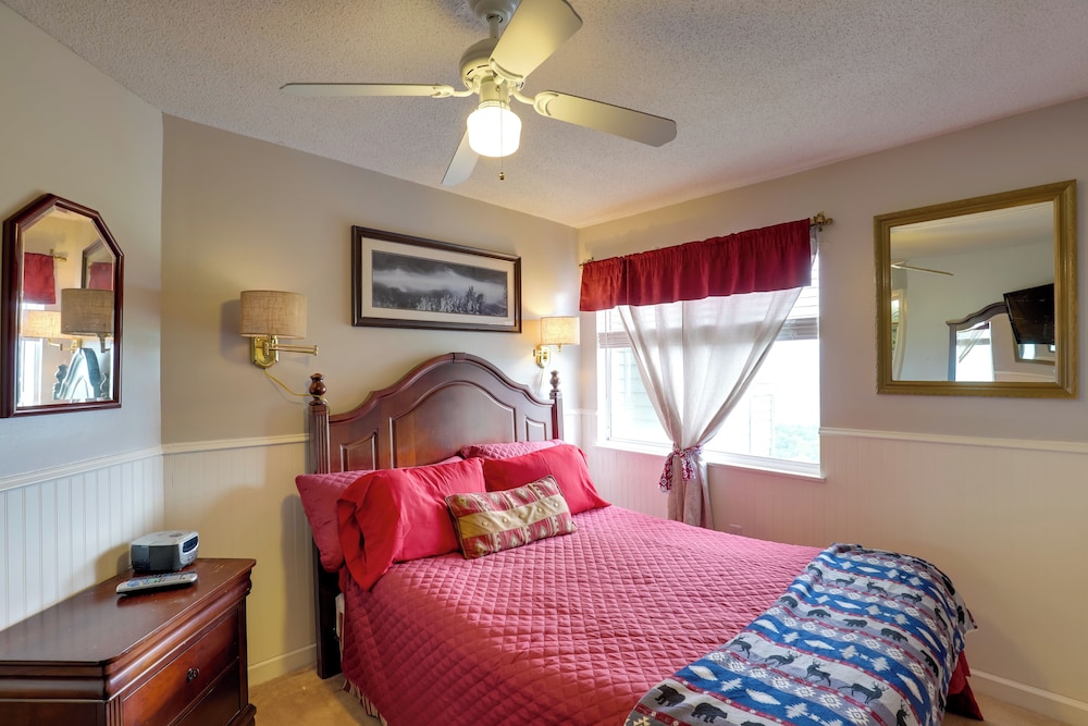 Smokies Condo 3 Mi to Nat'l Park + Hot Tub Access