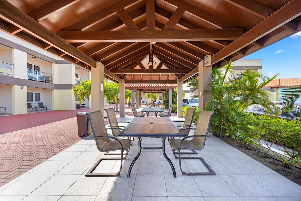 Cozy Bliss Condo w Pool Steps From Eagle Beach