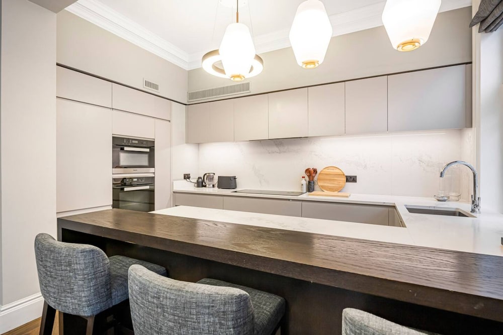 Mayfair Home Private Parking Central AC
