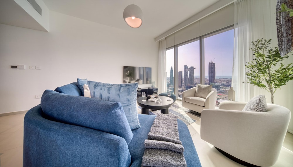 Classy Downtown 2BR w City View Balcony