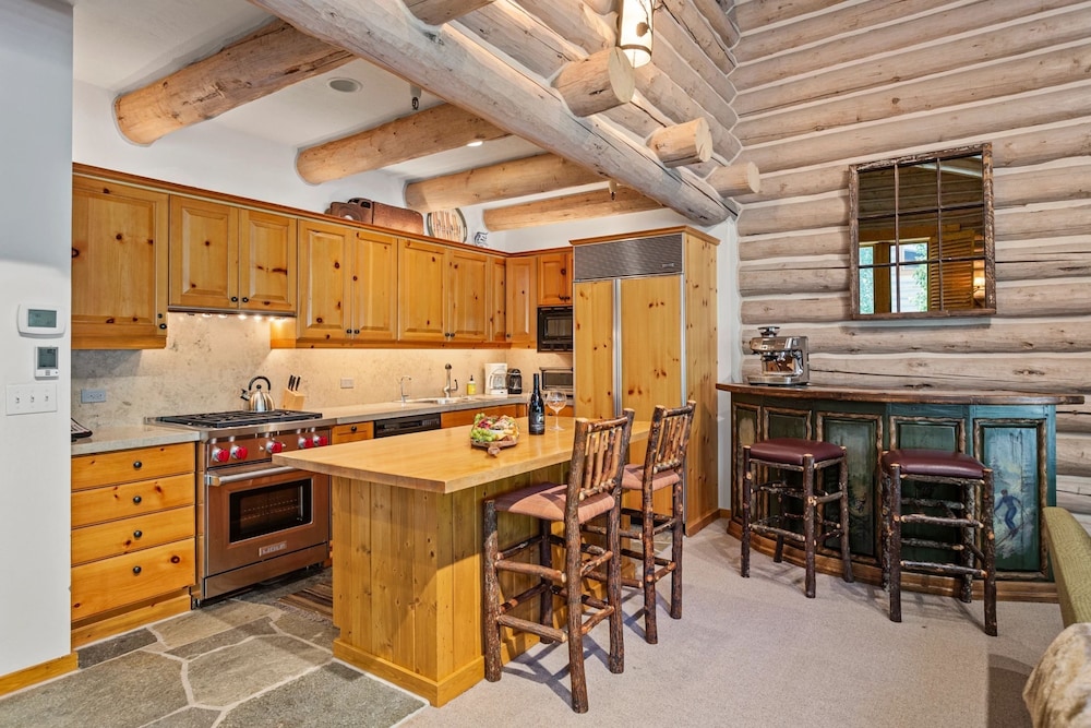 Pine Inn at Trail's End Lodge - Three Bedroom Residence with Spa #2 3 Condo