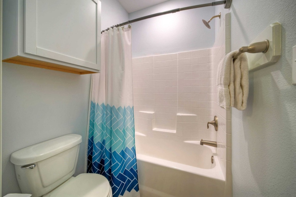 Sleeps 29, 3 Homes Beachside Resort Pool, Walk to the Beach